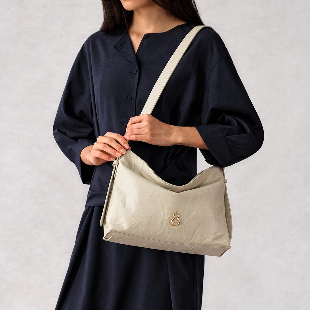 Medium Flow Hobo (Dong Hand-Crinkled Texture)