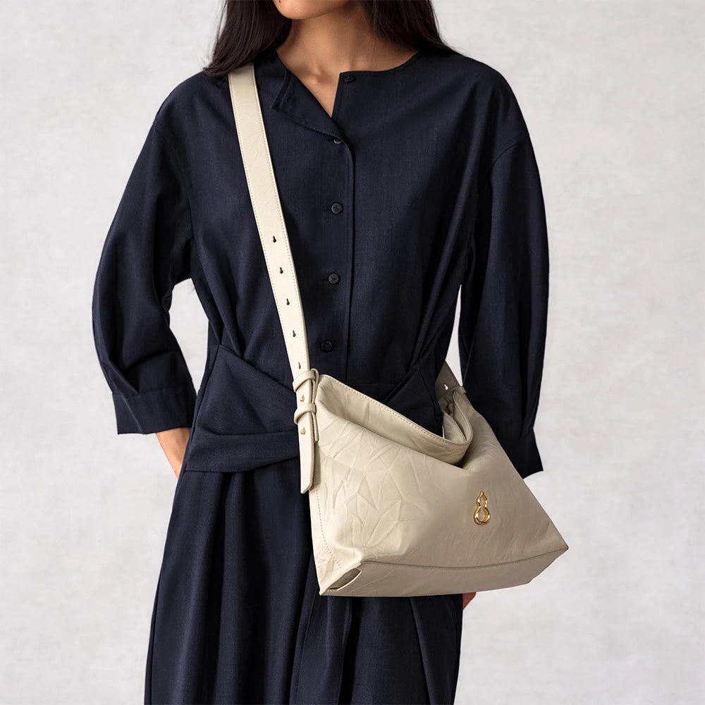 Medium Flow Hobo (Dong Hand-Crinkled Texture)