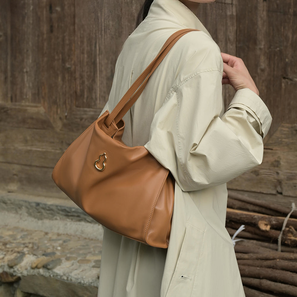 Bampo Medium Land Tote on Model 5