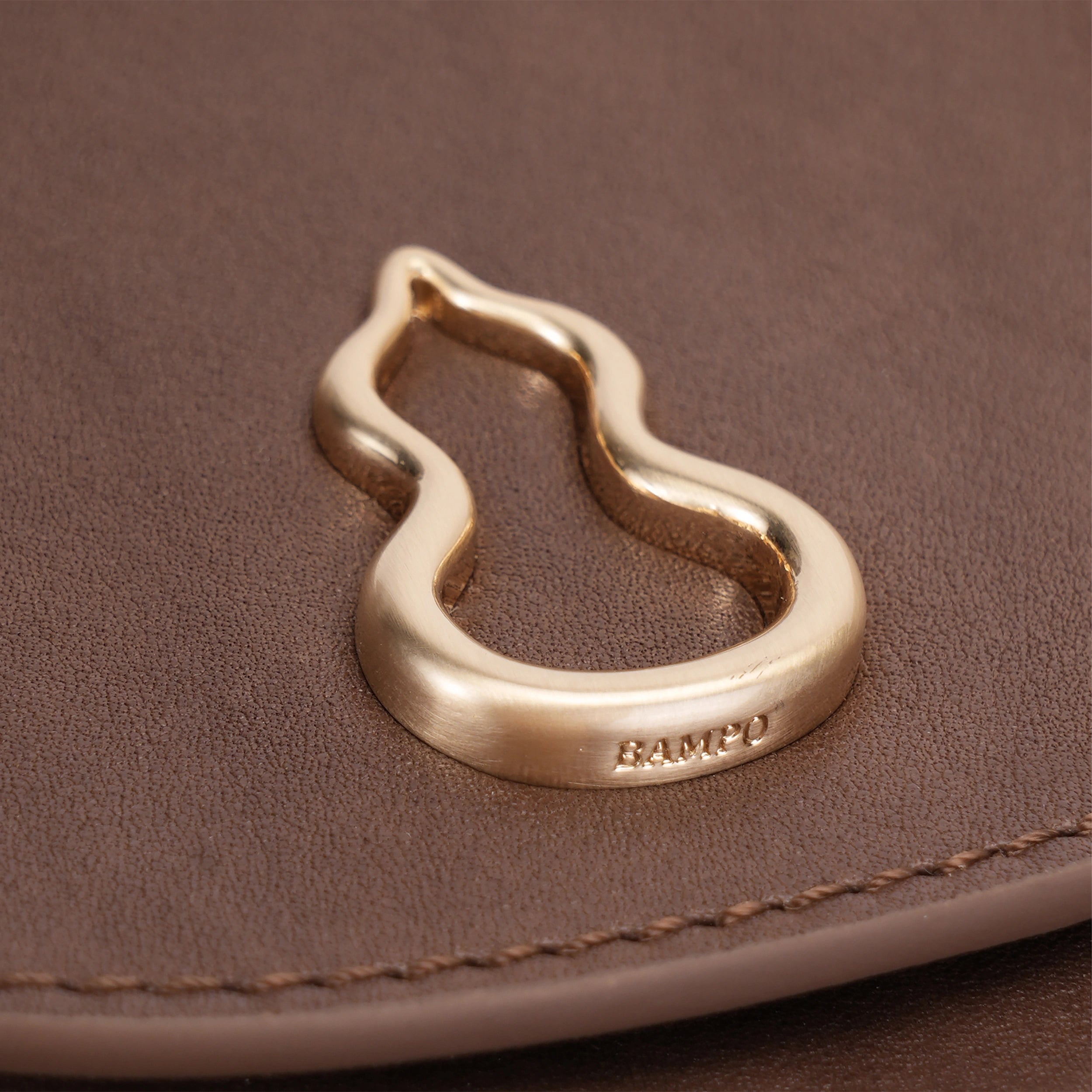 Hulu Hardware of the Bampo Ridge Briefcase