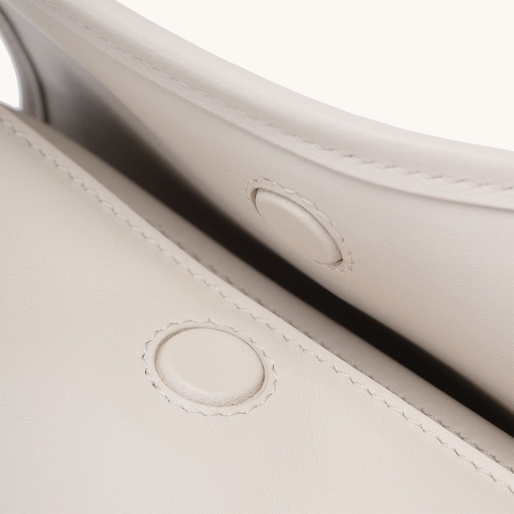 Magnetic snap closure of the Bampo Ella Crossbody Bag