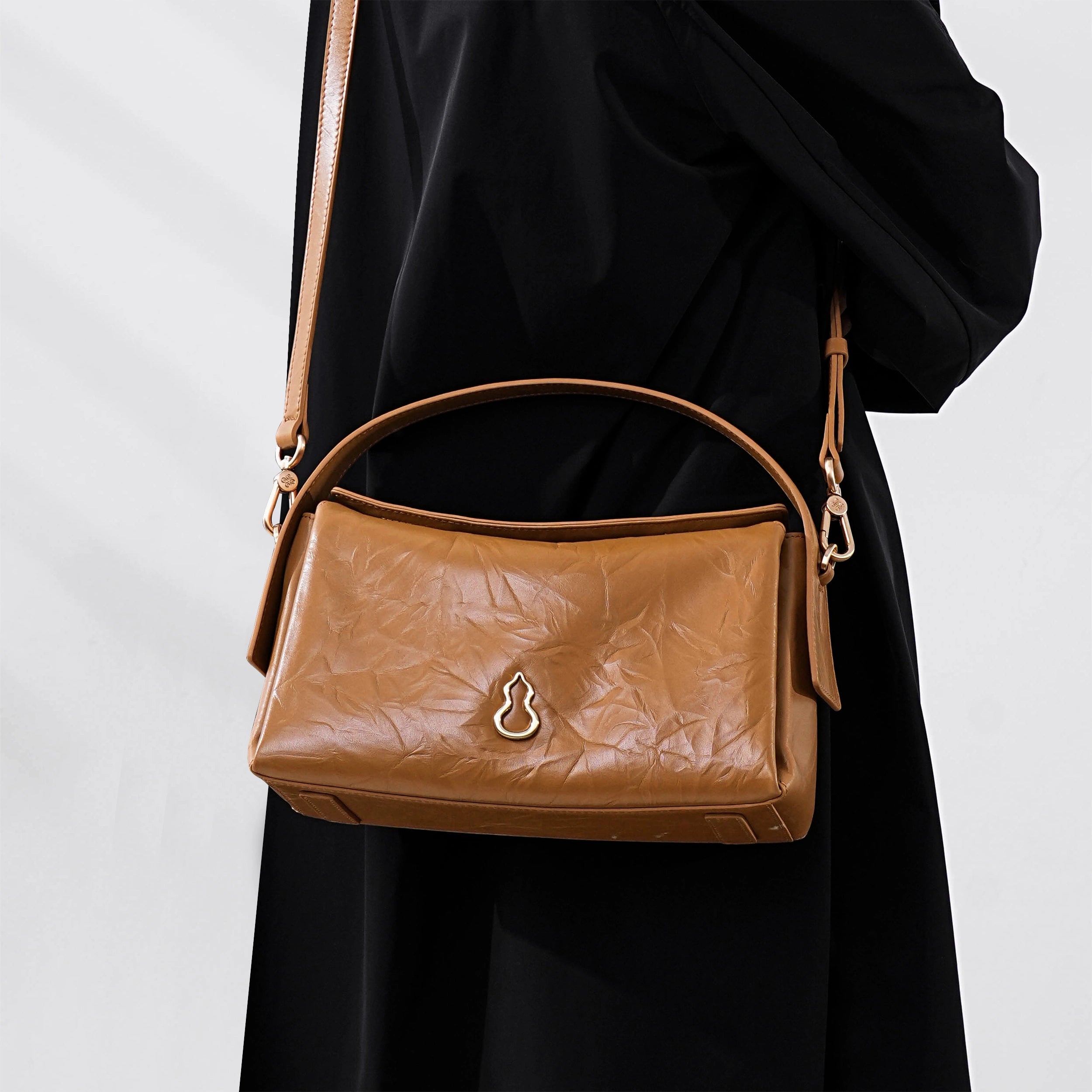 Bampo Arch Tote on Model 1