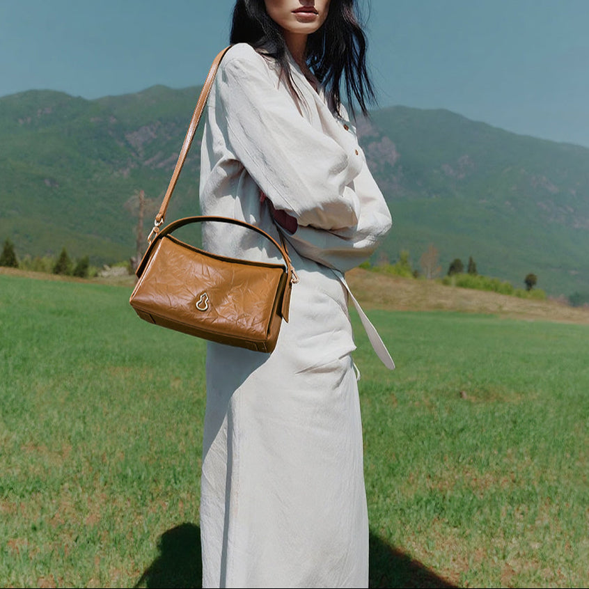 Bampo Arch Tote on Model 2