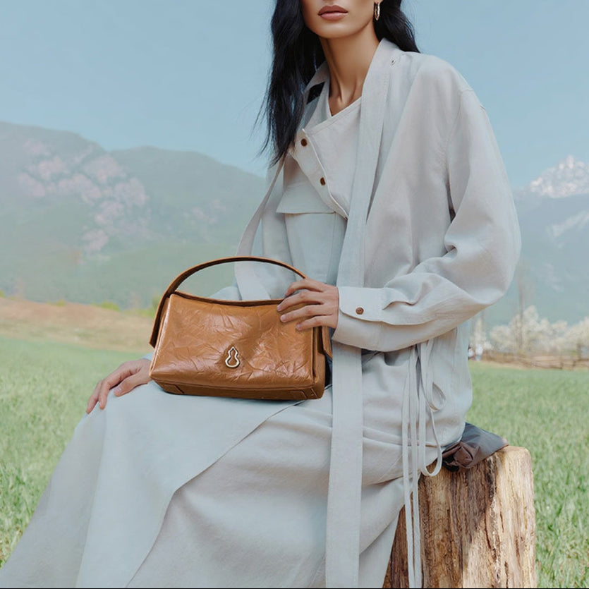 Bampo Arch Tote on Model 3