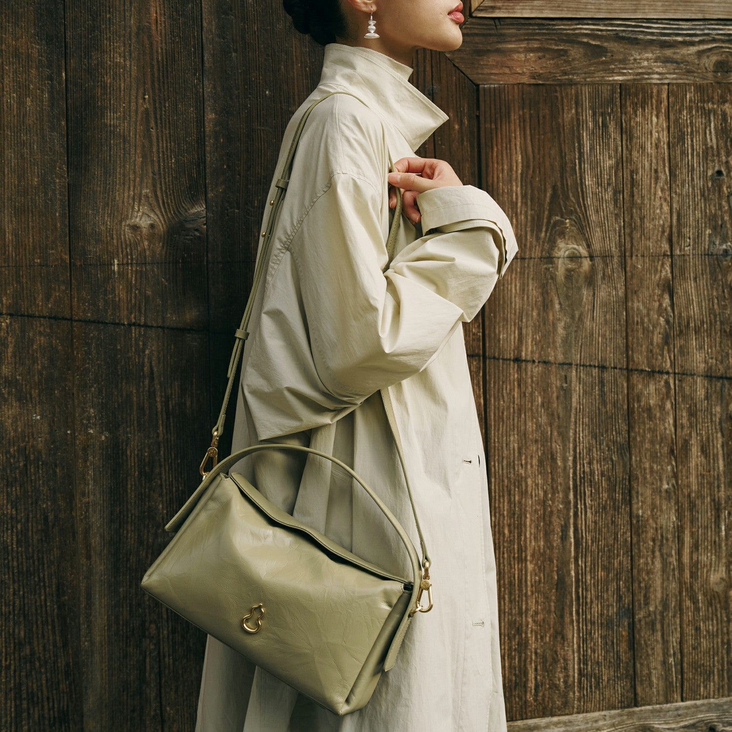 Bampo Arch Tote on Model 7