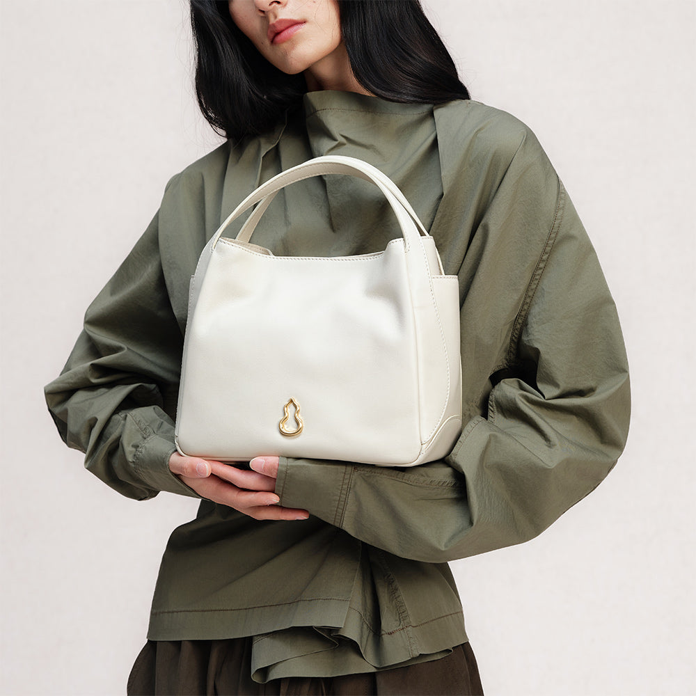 Bampo Drum Tote on Model 2