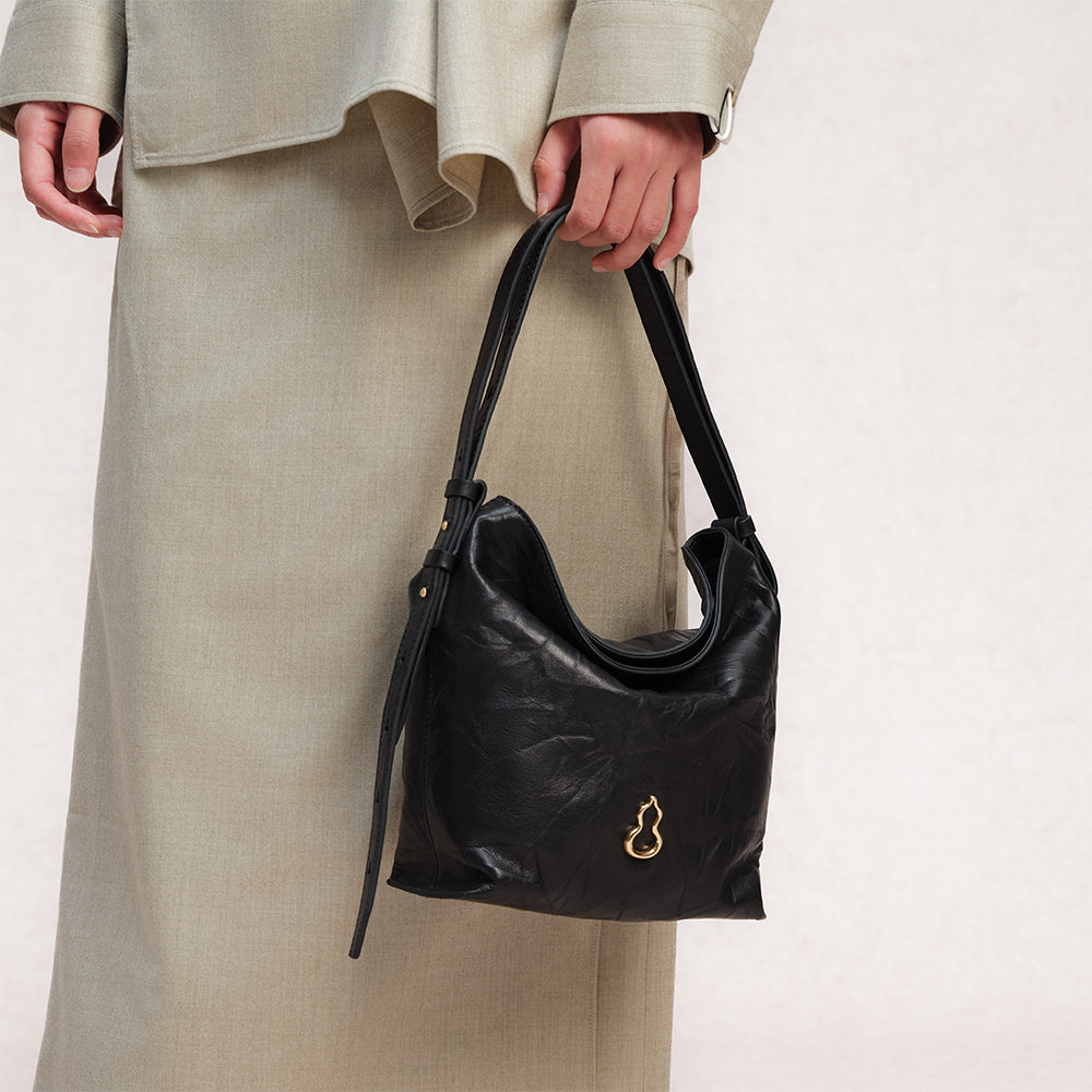 Bampo Flow Bucket Bag on Model 1