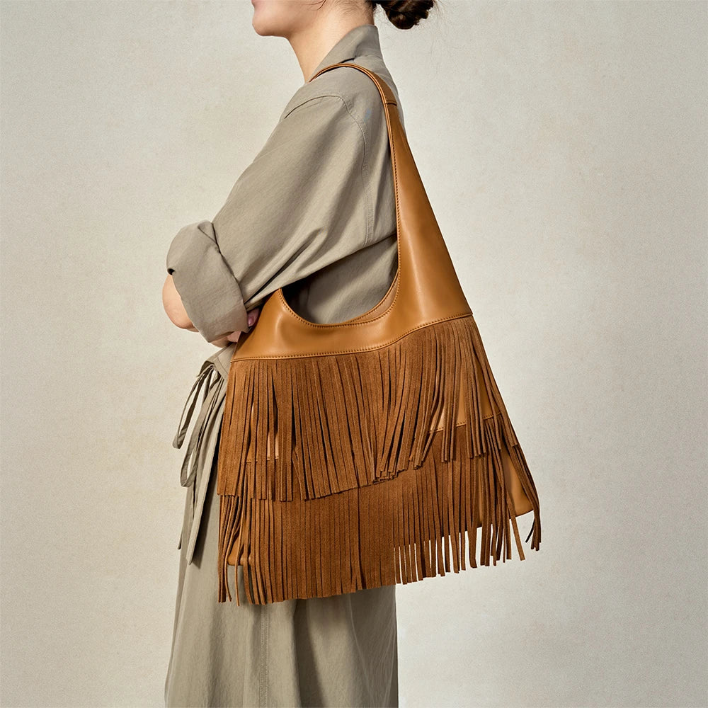 Bampo Flow Double-Faced Fringe Bag on Model 2#color_caramel