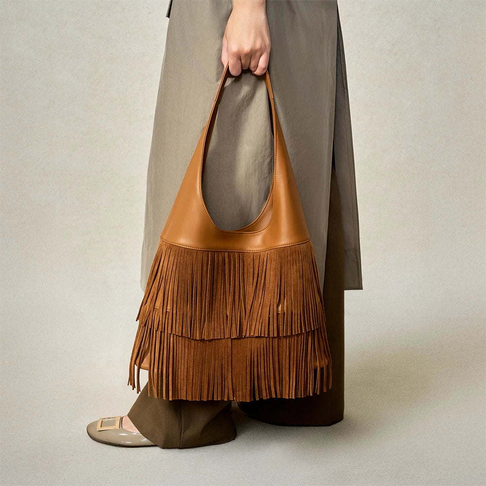 Bampo Flow Double-Faced Fringe Bag on Model 3#color_caramel