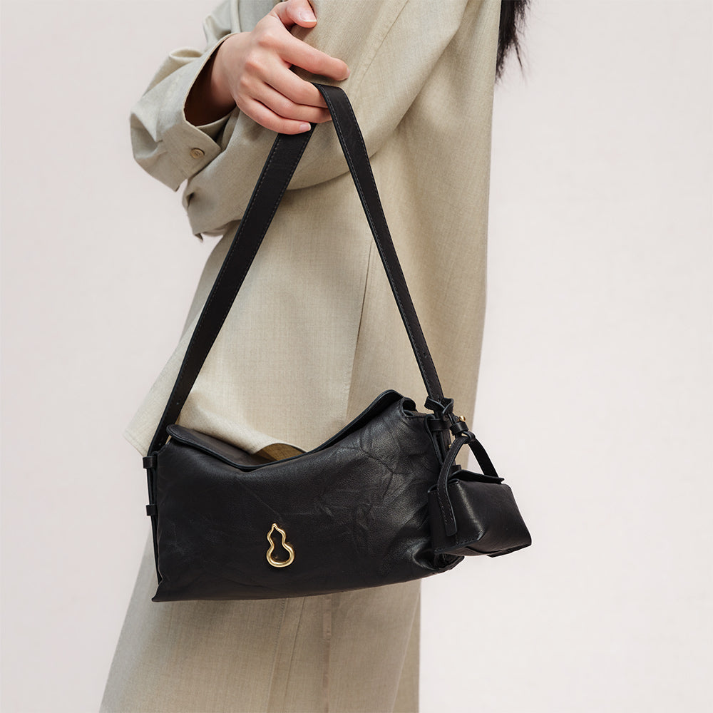Bampo Flow Pillow Bag on Model 1