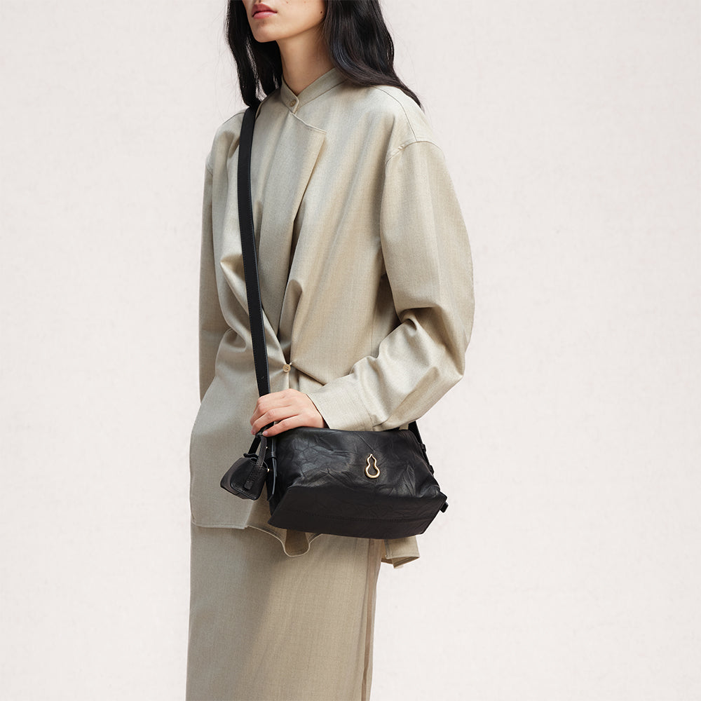 Bampo Flow Pillow Bag on Model 7