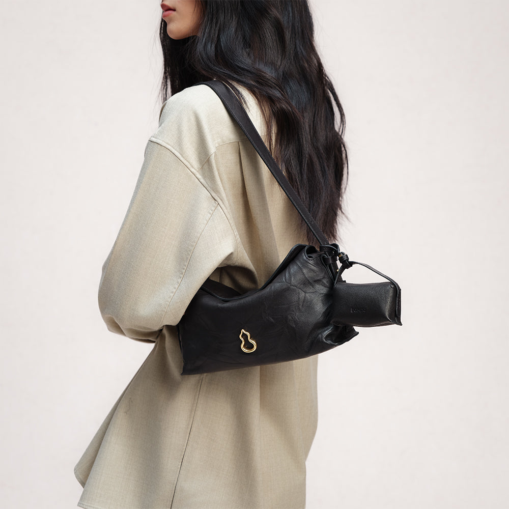 Bampo Flow Pillow Bag on Model 9