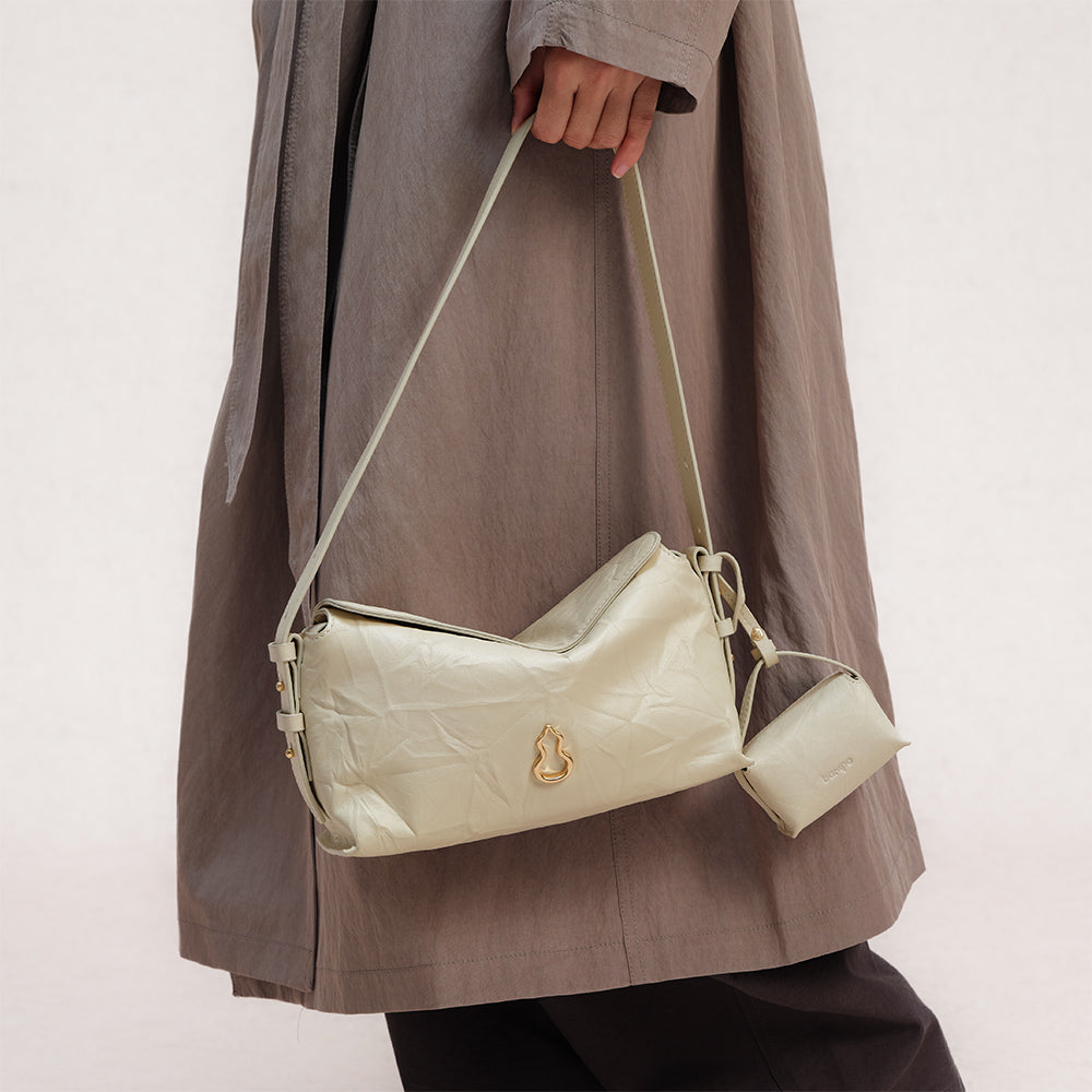 Bampo Flow Pillow Bag on Model 2