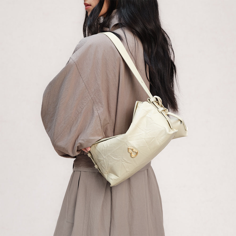 Bampo Flow Pillow Bag on Model 7