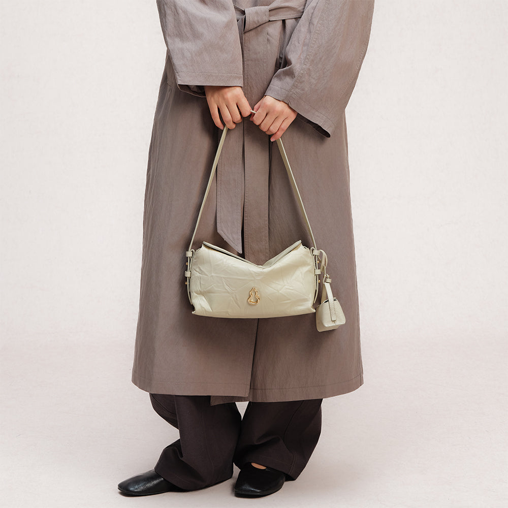 Bampo Flow Pillow Bag on Model 8