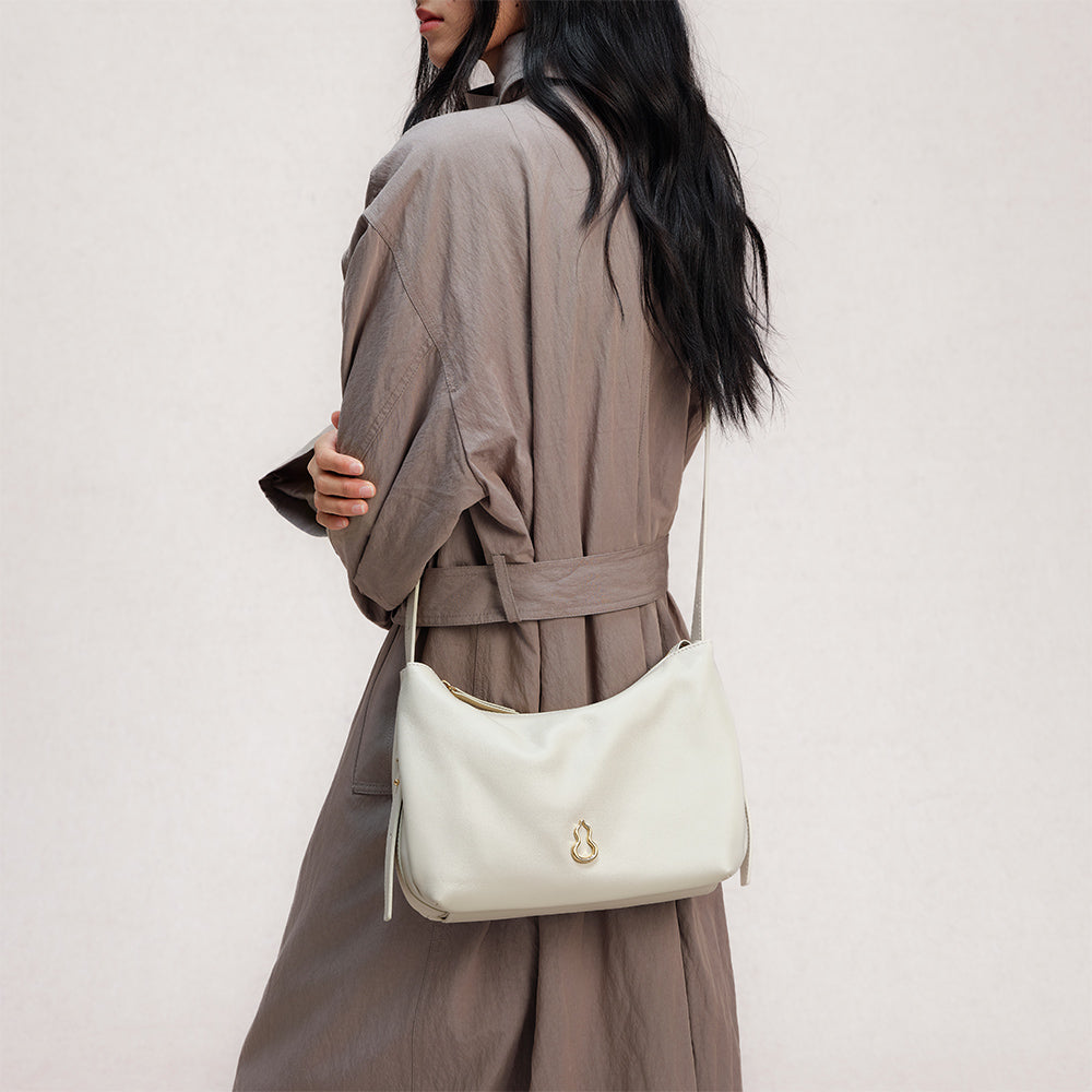 Bampo Flow Voyage Bag on Model 8