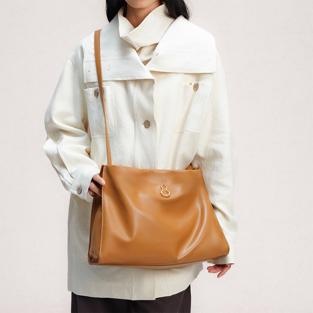 Bampo Large Land Tote on Model 3