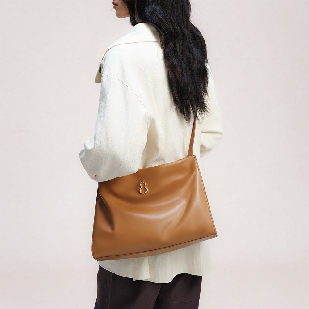 Bampo Large Land Tote on Model 6
