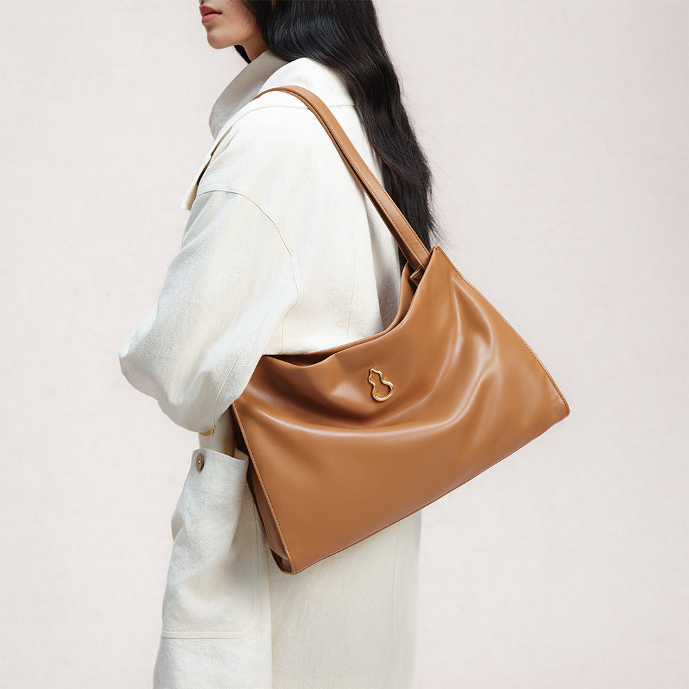 Bampo Large Land Tote on Model 9