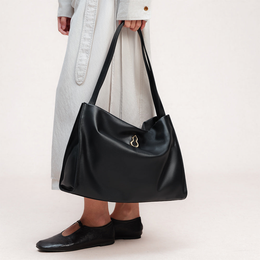 Bampo Large Land Tote on Model 3