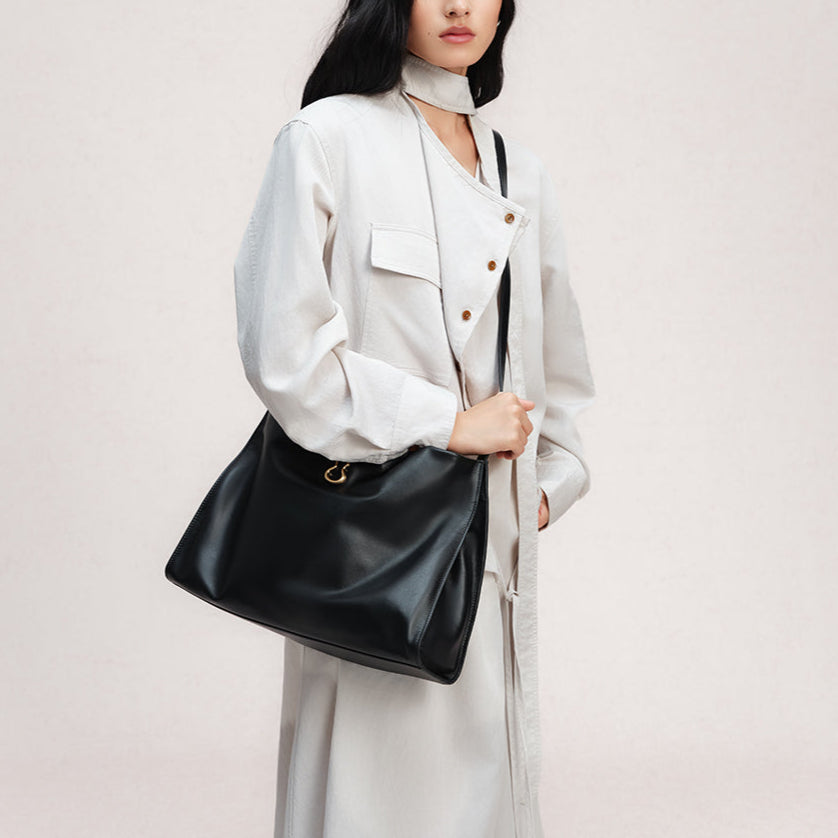 Bampo Large Land Tote on Model 3