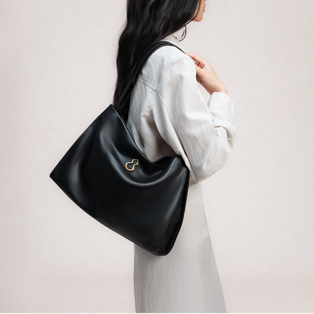 Bampo Large Land Tote on Model 7