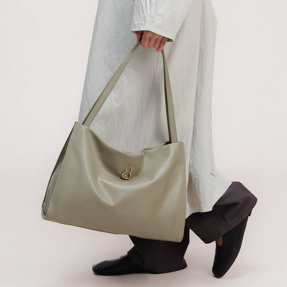 Bampo Large Land Tote on Model 2