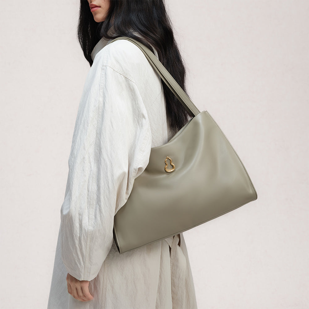 Bampo Large Land Tote on Model 6
