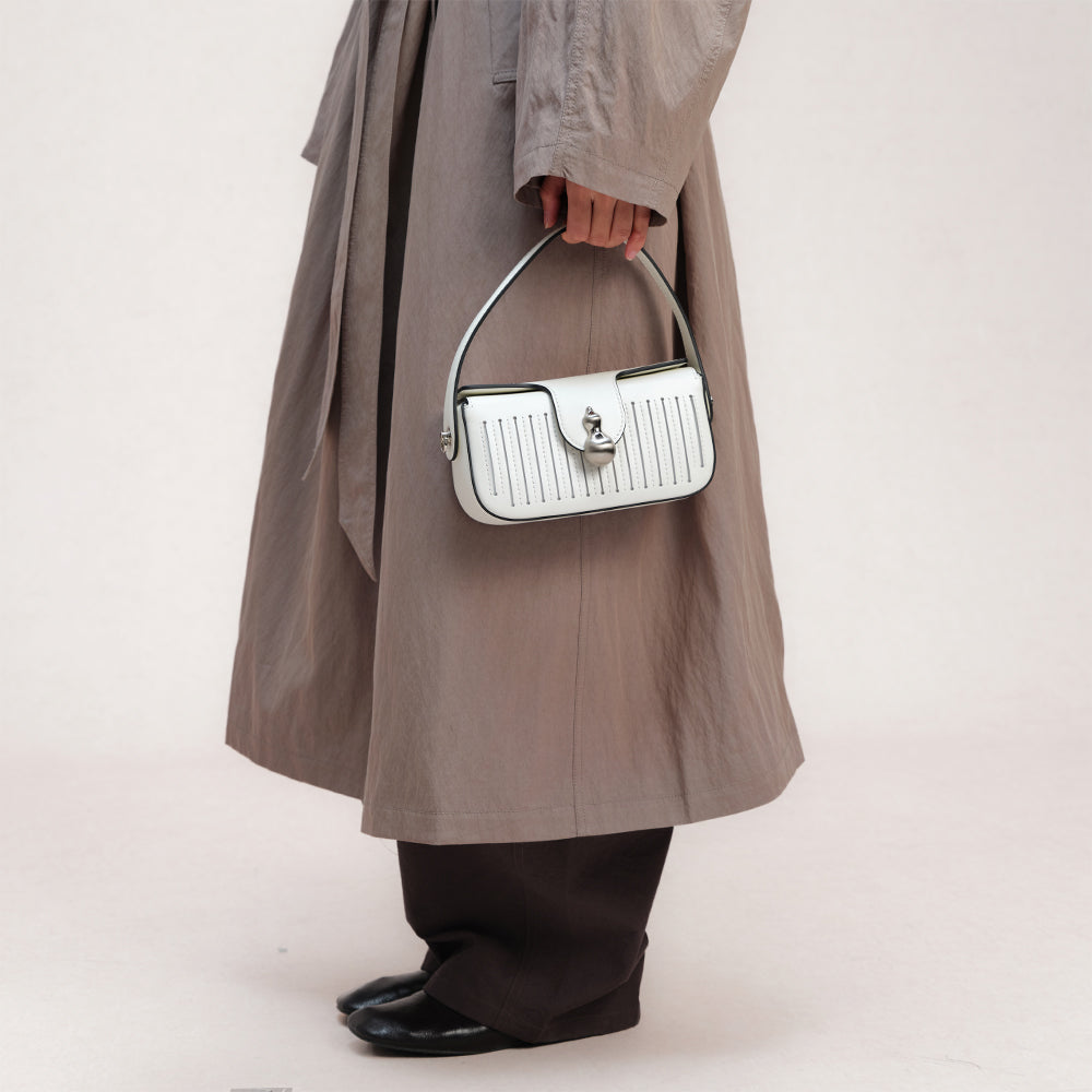 Bampo Latch Boxy Bag on Model 1#color_pure-white