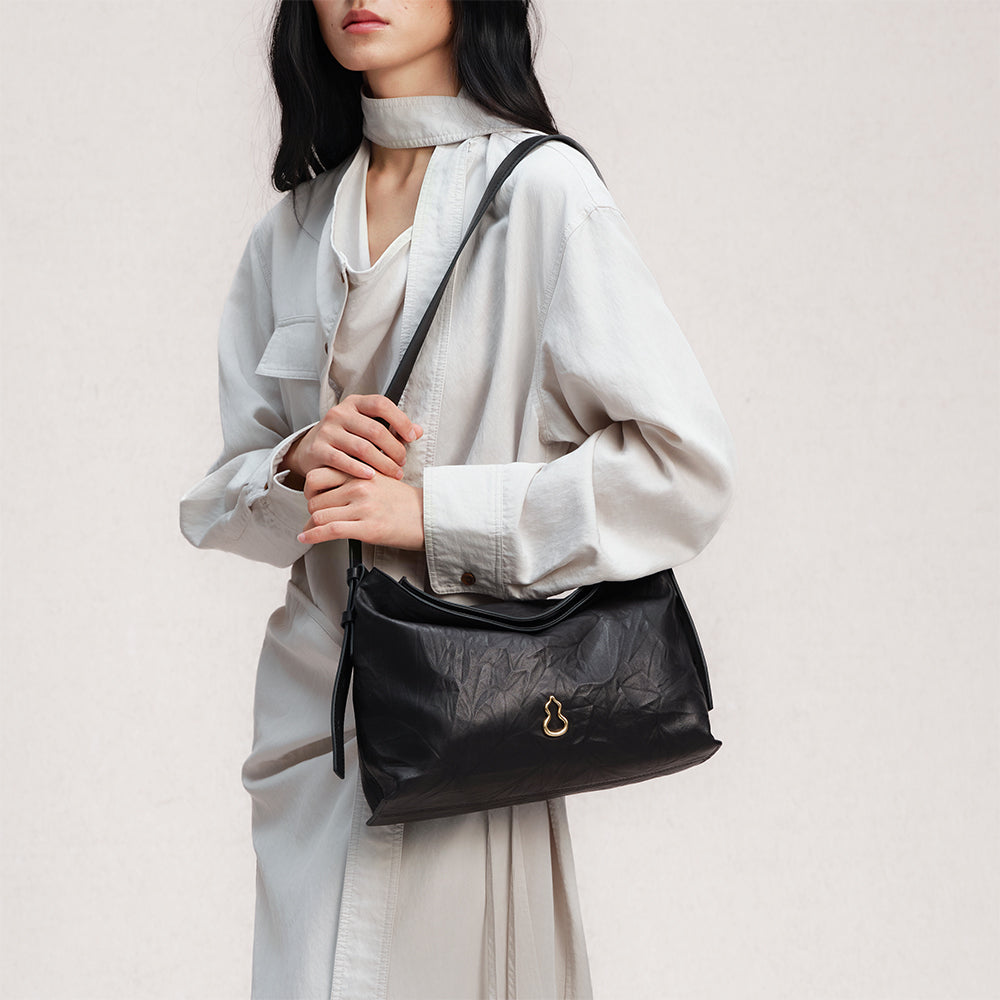 Bampo Medium Flow Hobo on model10
