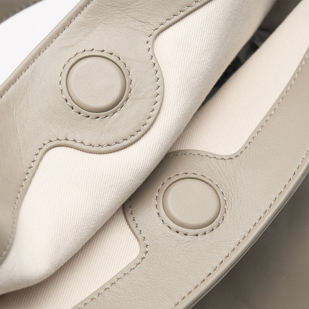 Magnetic snap closure of the Bampo Medium Flow Hobo