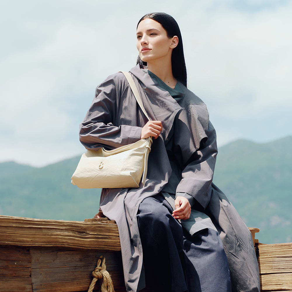 Bampo Medium Flow Hobo on Model 2