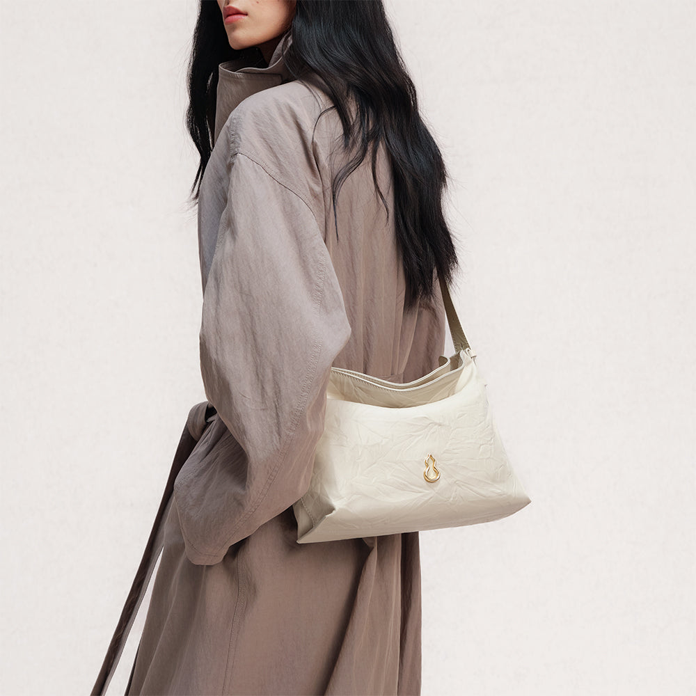 Bampo Medium Flow Hobo on Model 8