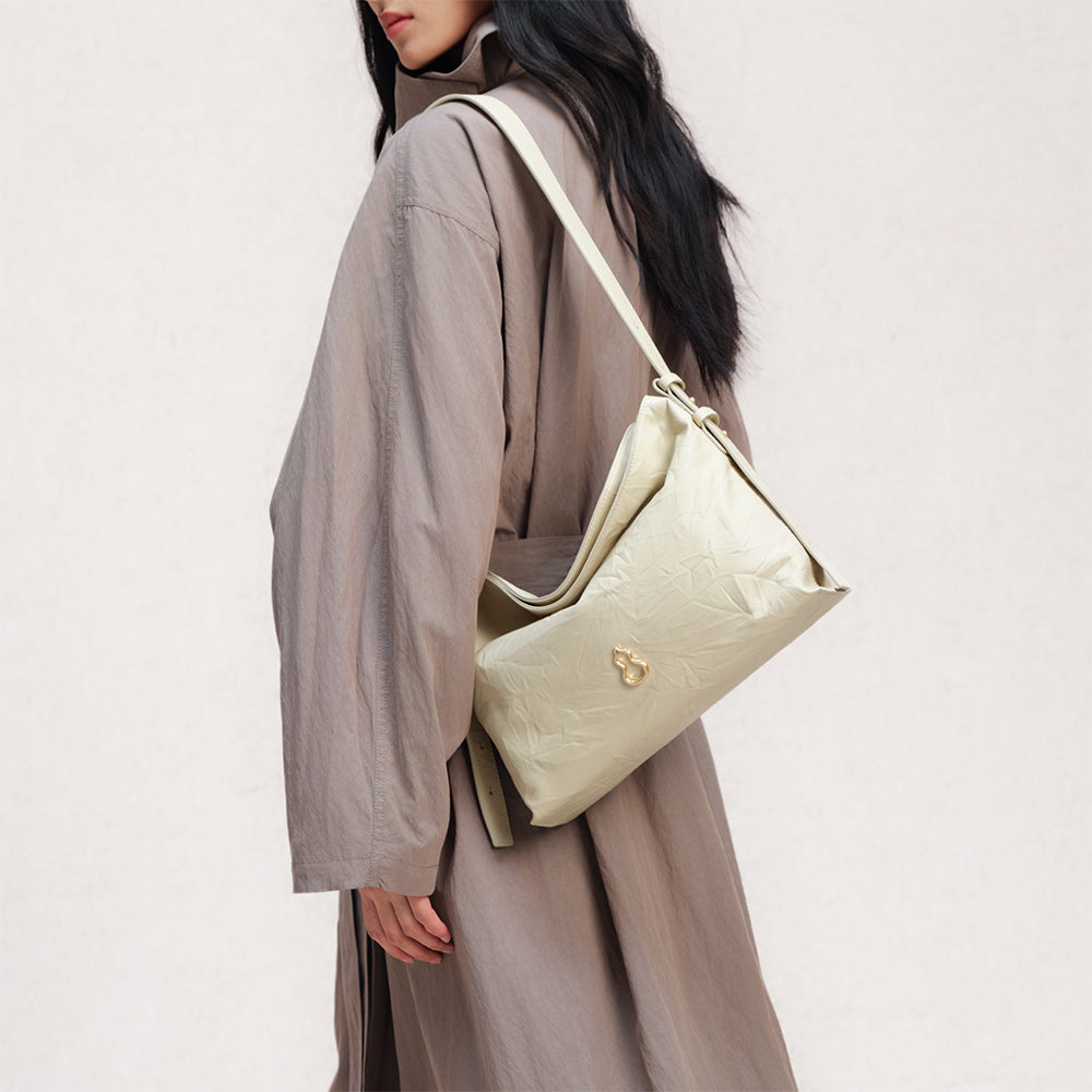 Bampo Medium Flow Hobo on Model 9