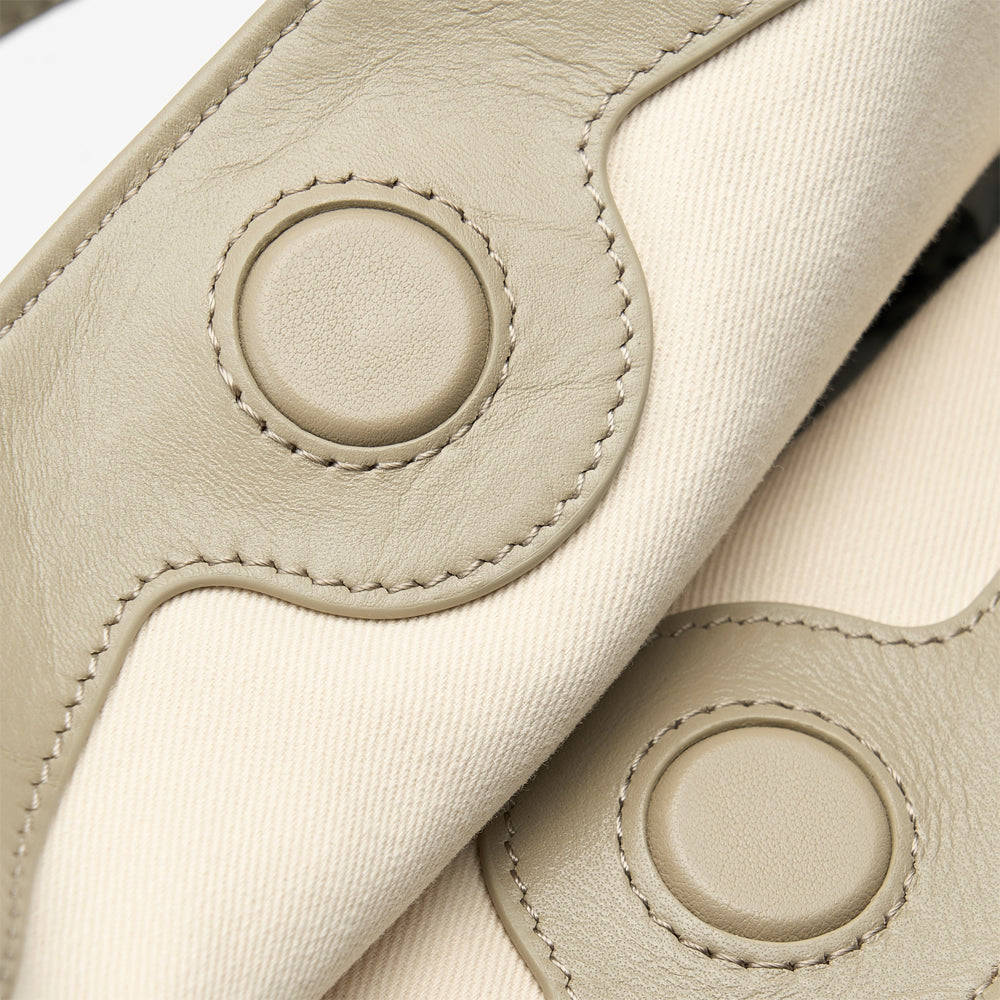 Magnetic snap closure of the Bampo Medium Flow Hobo