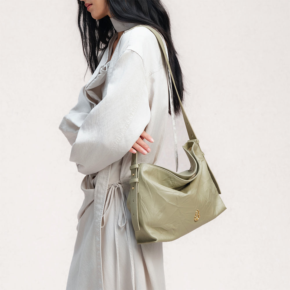 Bampo Medium Flow Hobo on Model 10