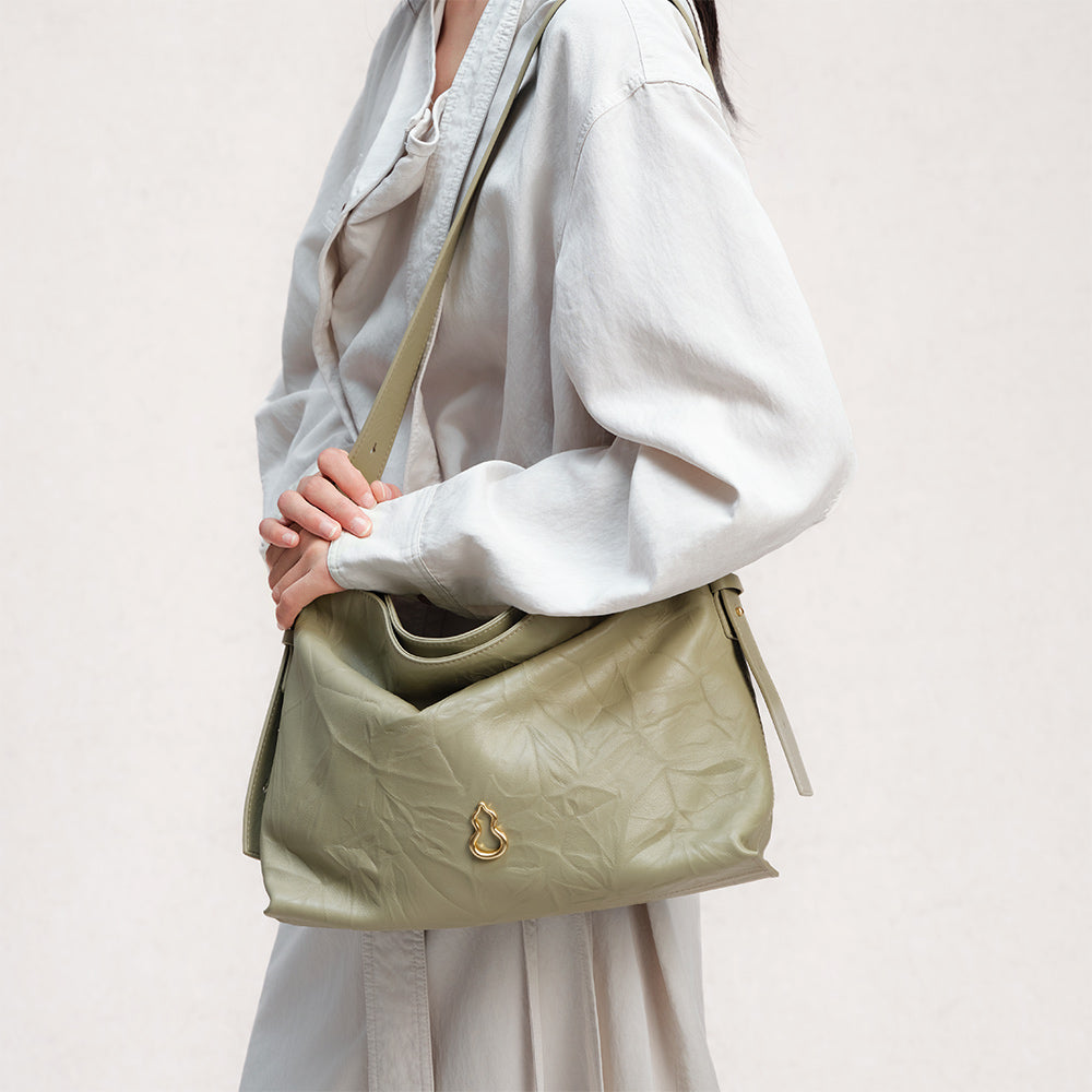 Bampo Medium Flow Hobo on Model 2