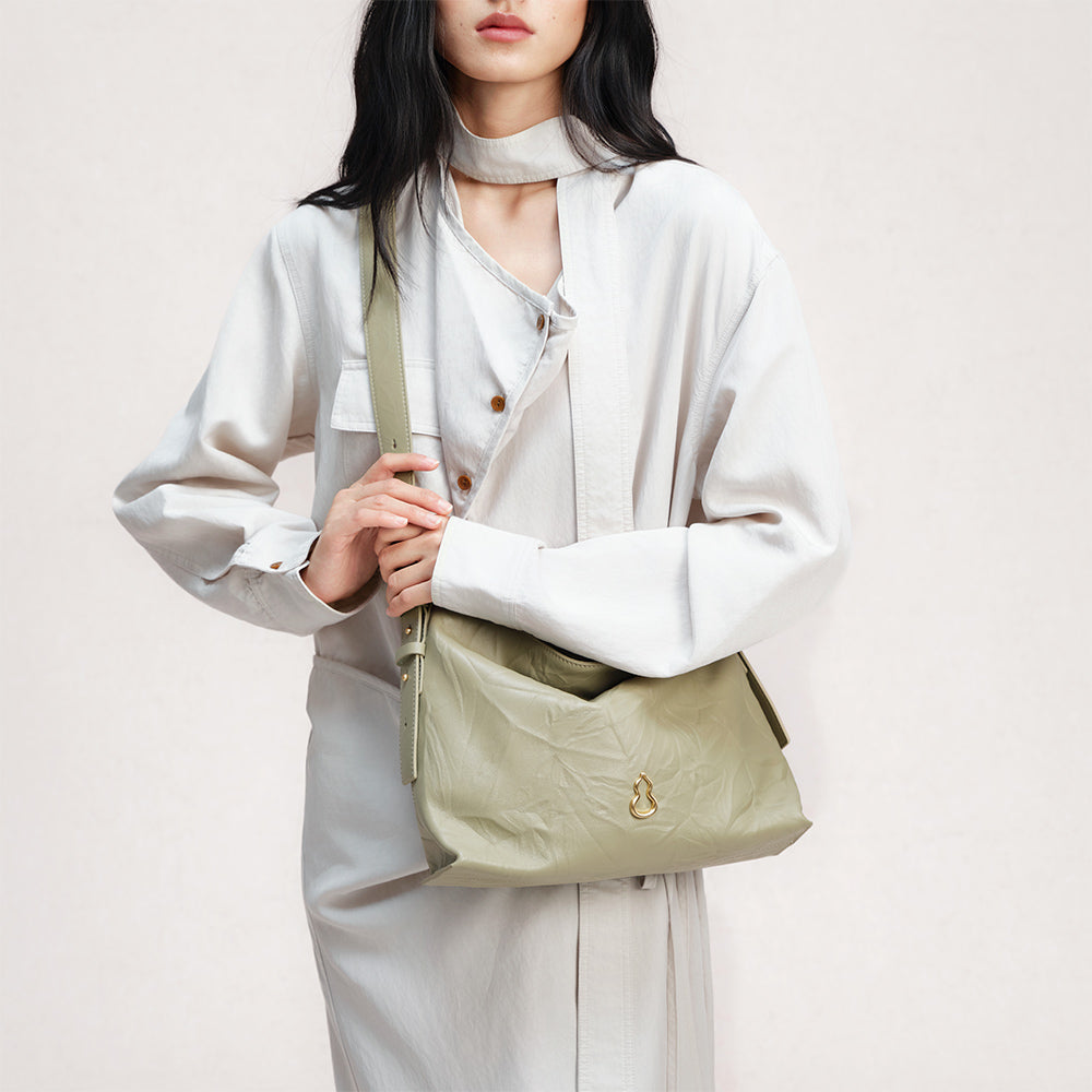 Bampo Medium Flow Hobo on Model 7