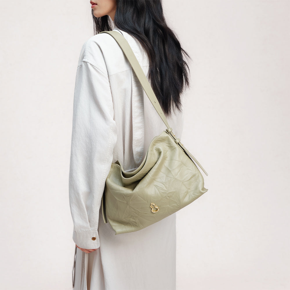 Bampo Medium Flow Hobo on Model 9