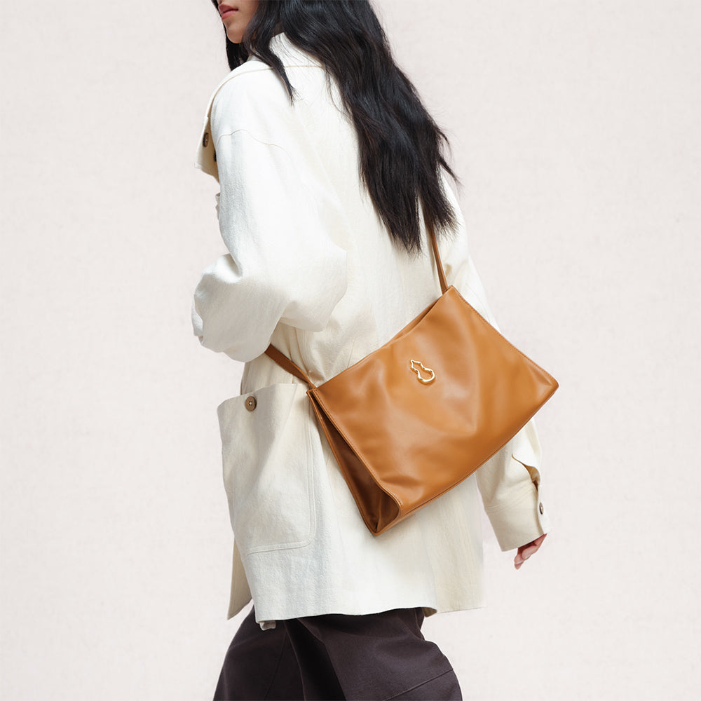 Bampo Medium Land Tote on Model 10