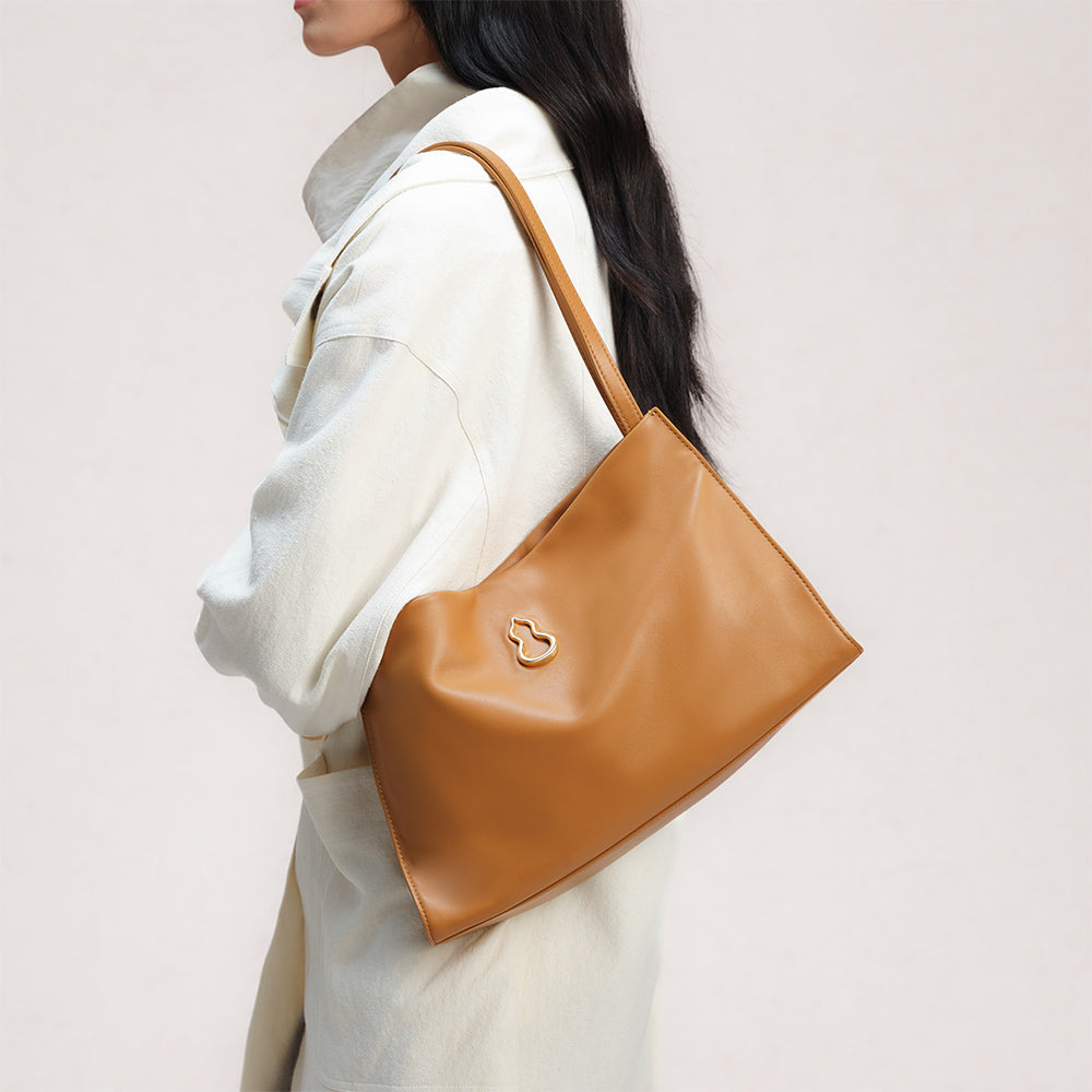 Bampo Medium Land Tote on Model 2