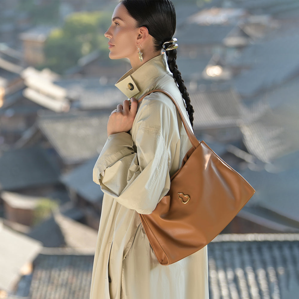 Bampo Medium Land Tote on Model 6