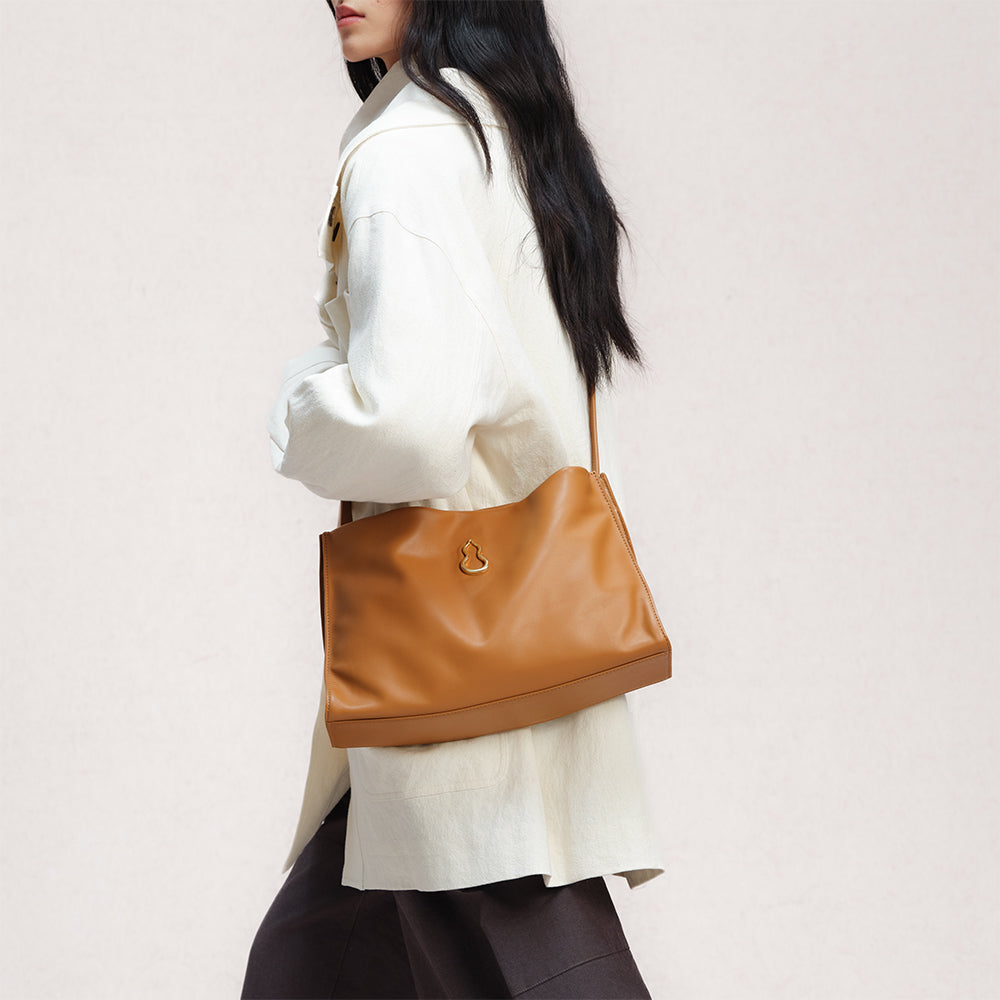 Bampo Medium Land Tote on Model 8