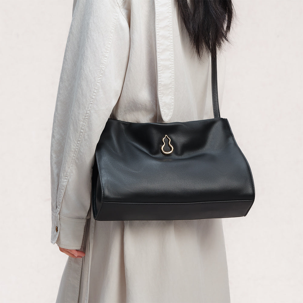 Bampo Medium Land Tote on Model 2