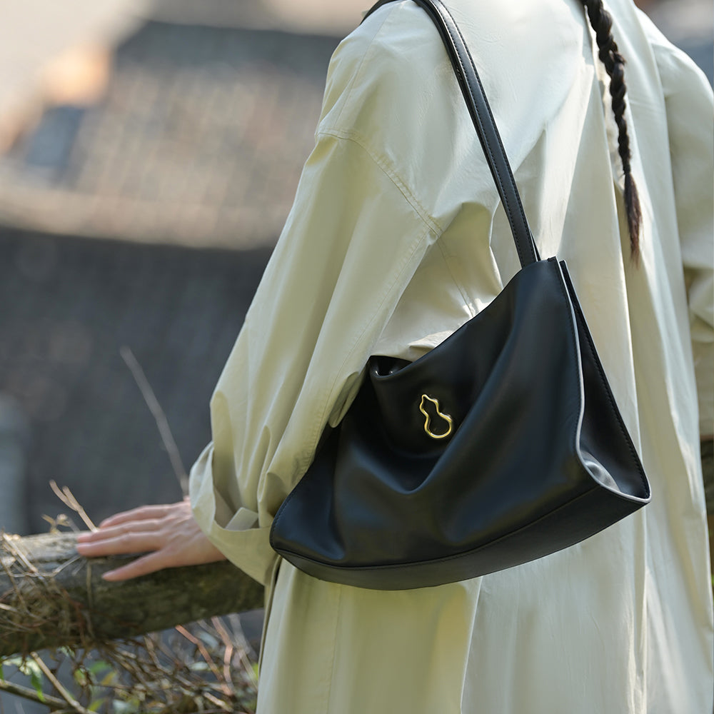 Bampo Medium Land Tote on Model 3