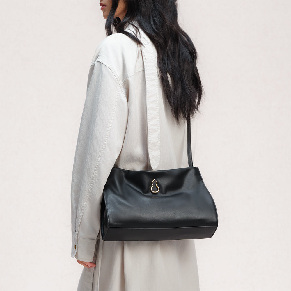 Bampo Medium Land Tote on Model 6