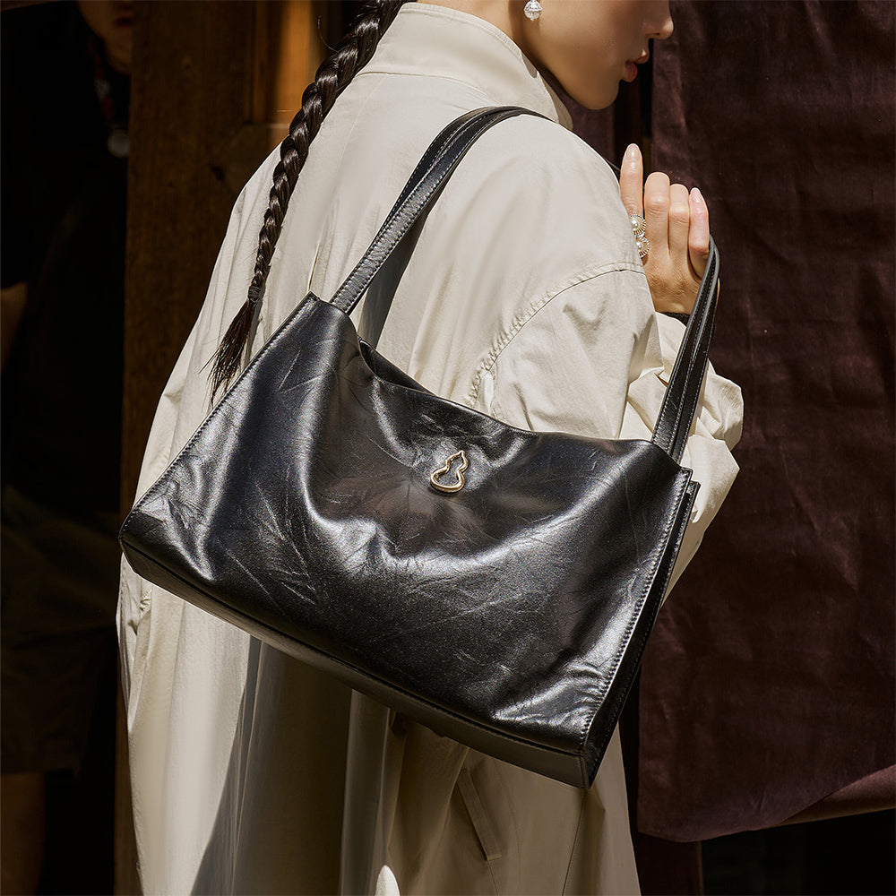 Bampo Medium Land Tote (Texture Version) on Model 1