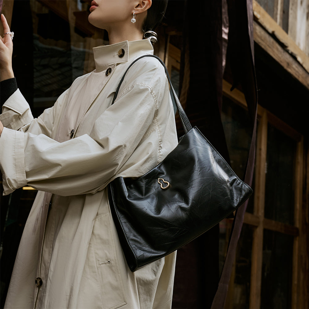 Bampo Medium Land Tote (Texture Version) on Model 8