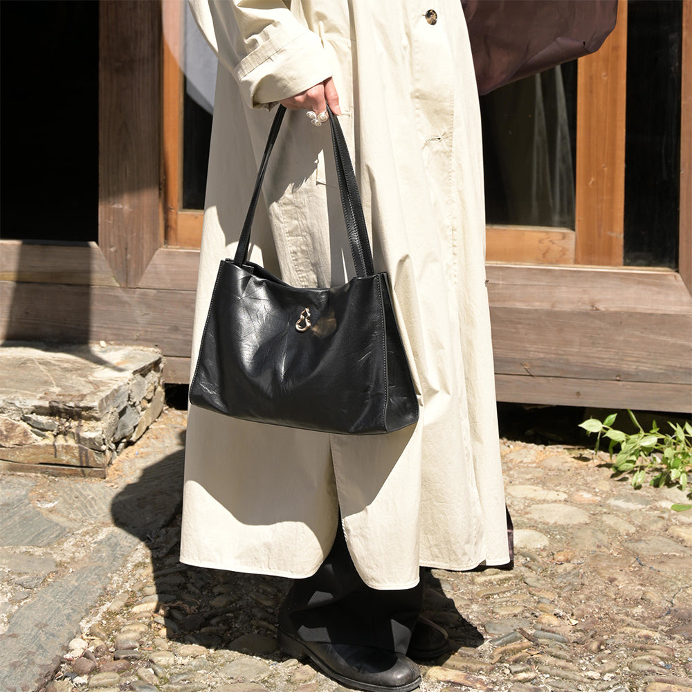 Bampo Medium Land Tote (Texture Version) on Model 9