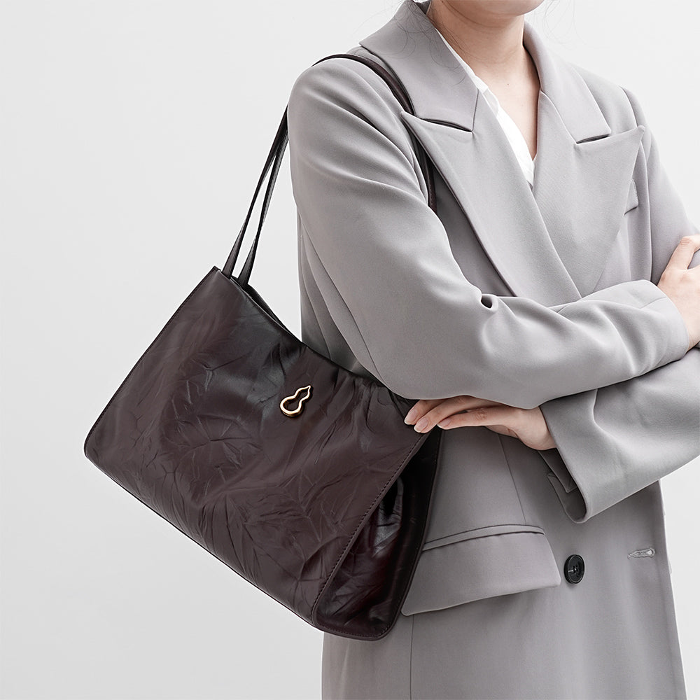 Bampo Medium Land Tote (Texture Version) on Model 4